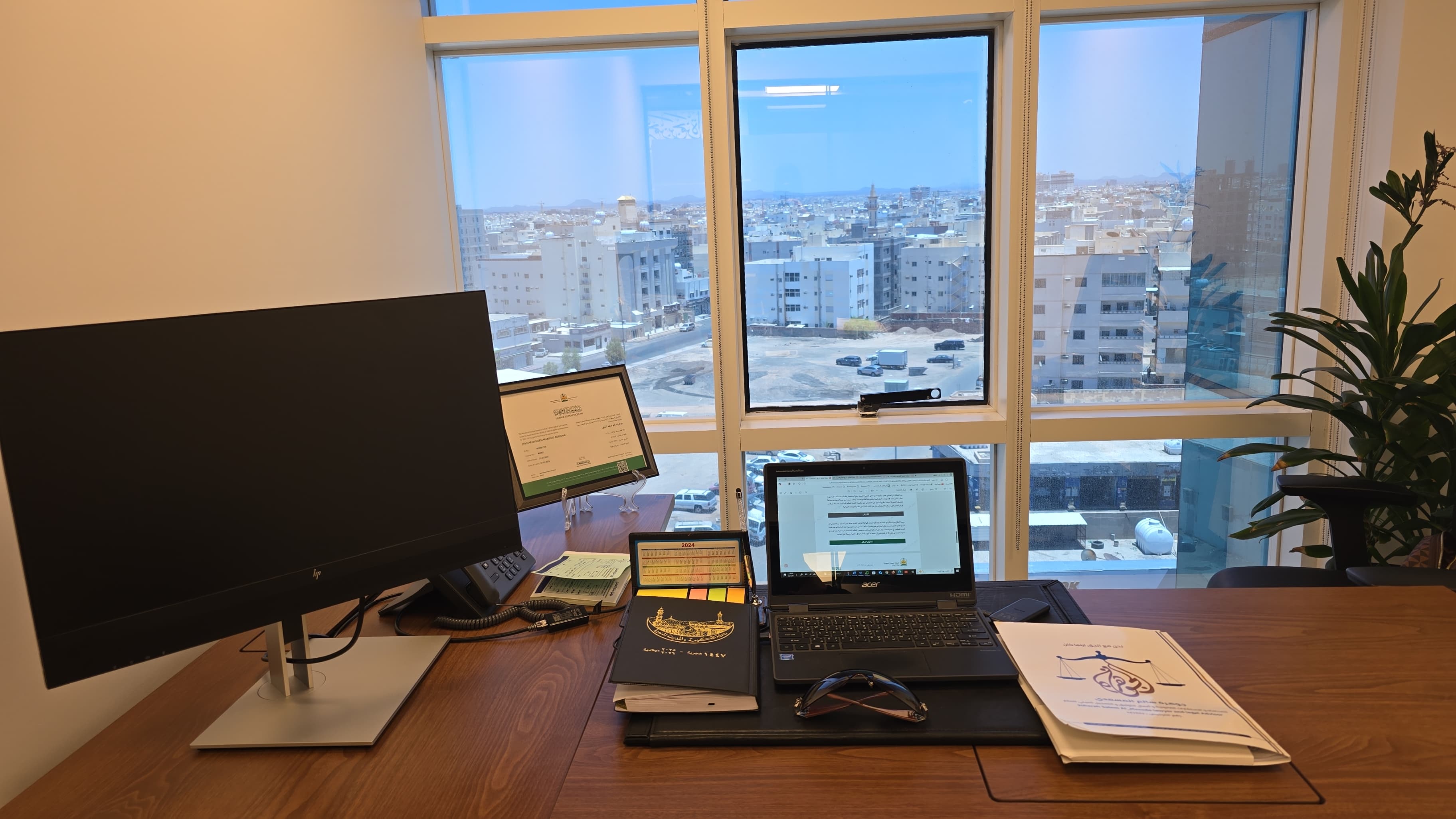 واجهة مكتبية تعكس الاحترافية القانونية